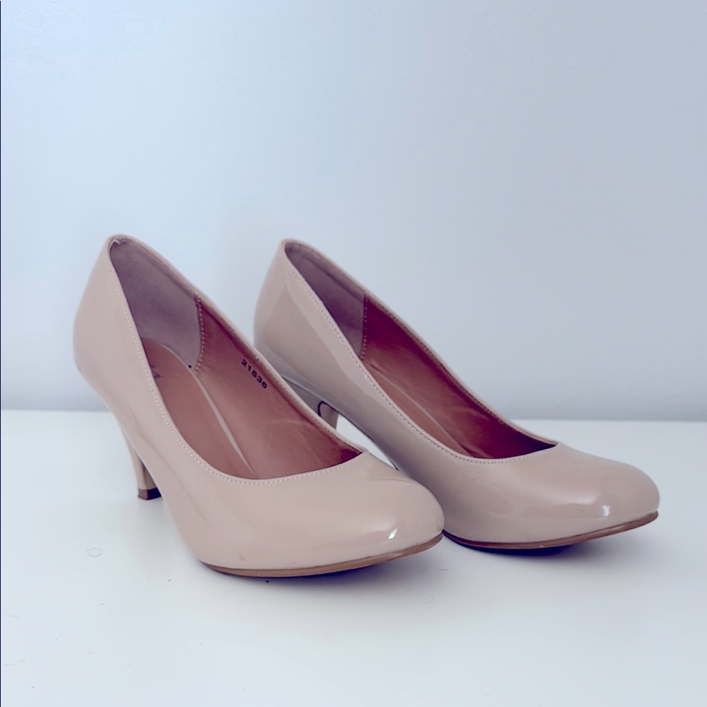 Elegant Nude Pumps